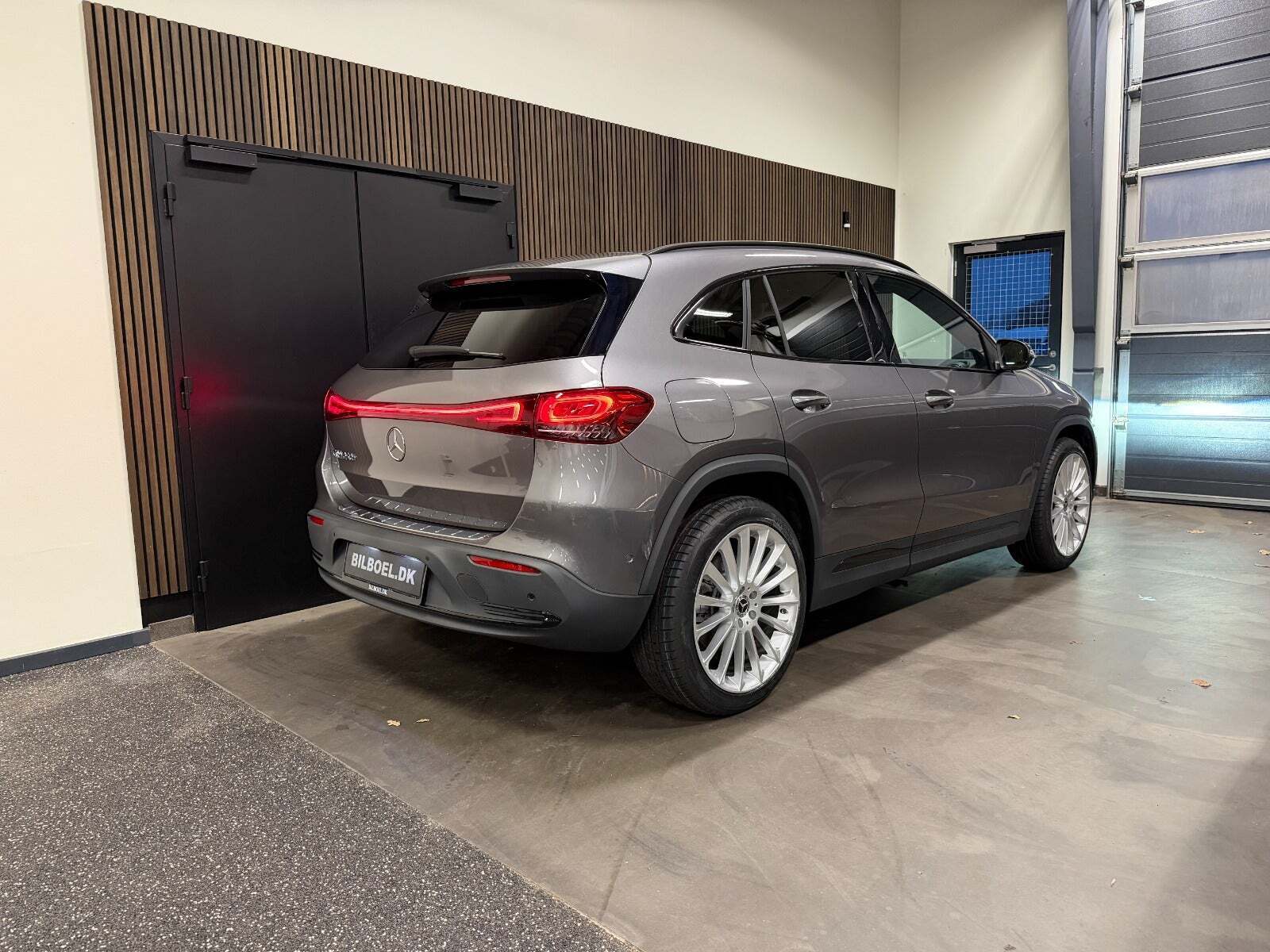 Grå Mercedes EQA250+ fra 2023