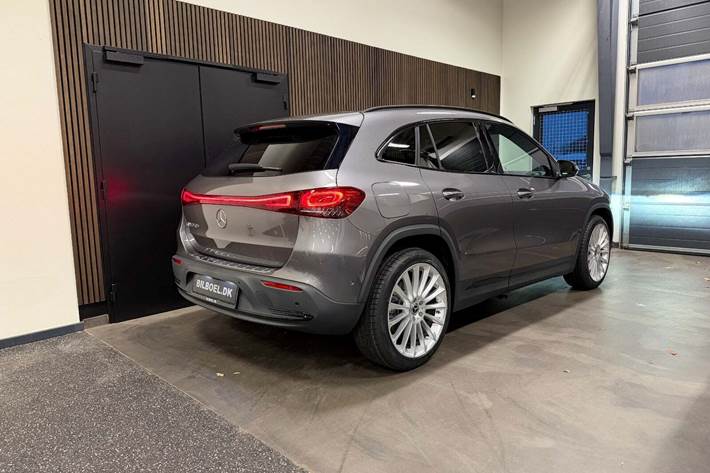 Grå Mercedes EQA250+ fra 2023