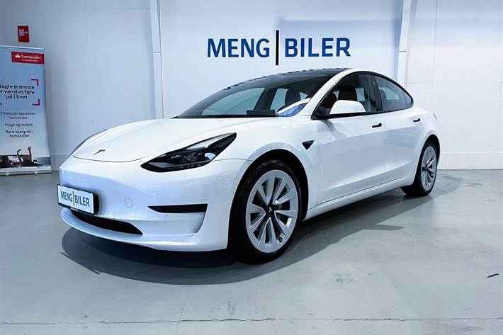 Hvid Tesla Model 3 fra 2022 set udefra
