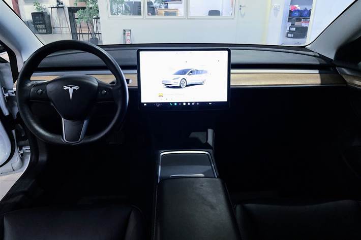 Hvid Tesla Model 3 fra 2022