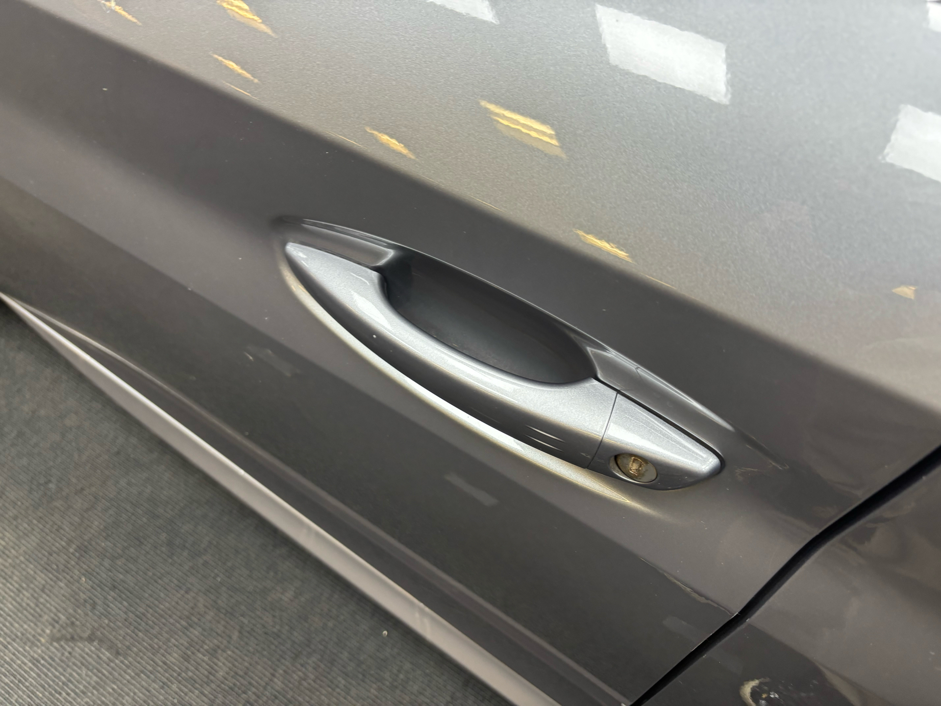 Grå Peugeot e-208 fra 2023