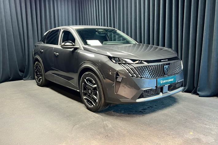 Grå Peugeot e-3008 fra 2024 set udefra