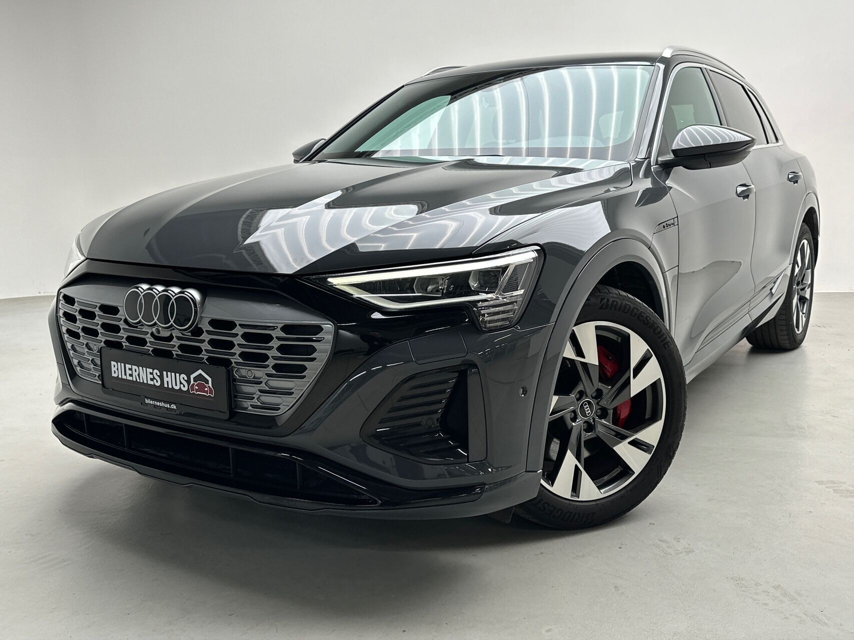 Grå Audi Q8 fra 2023