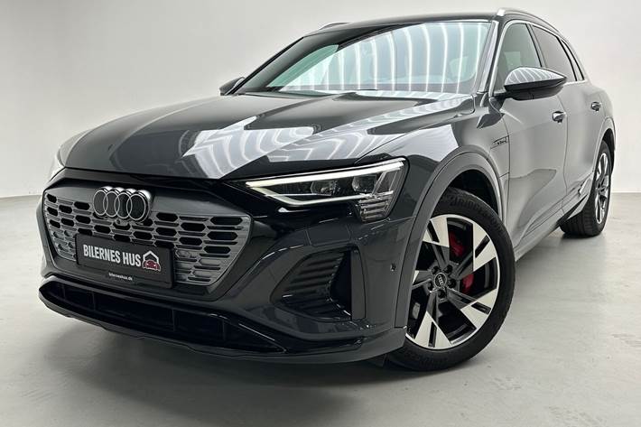 Grå Audi Q8 fra 2023