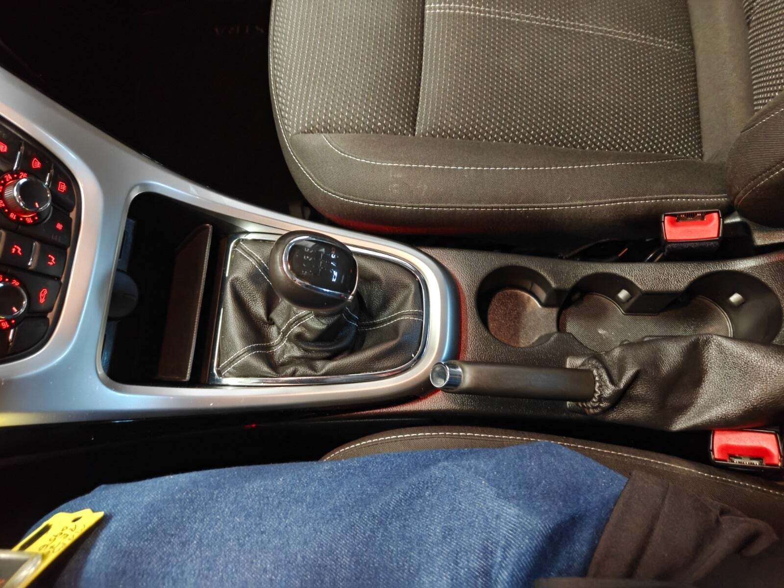 Gul Opel Astra fra 2013