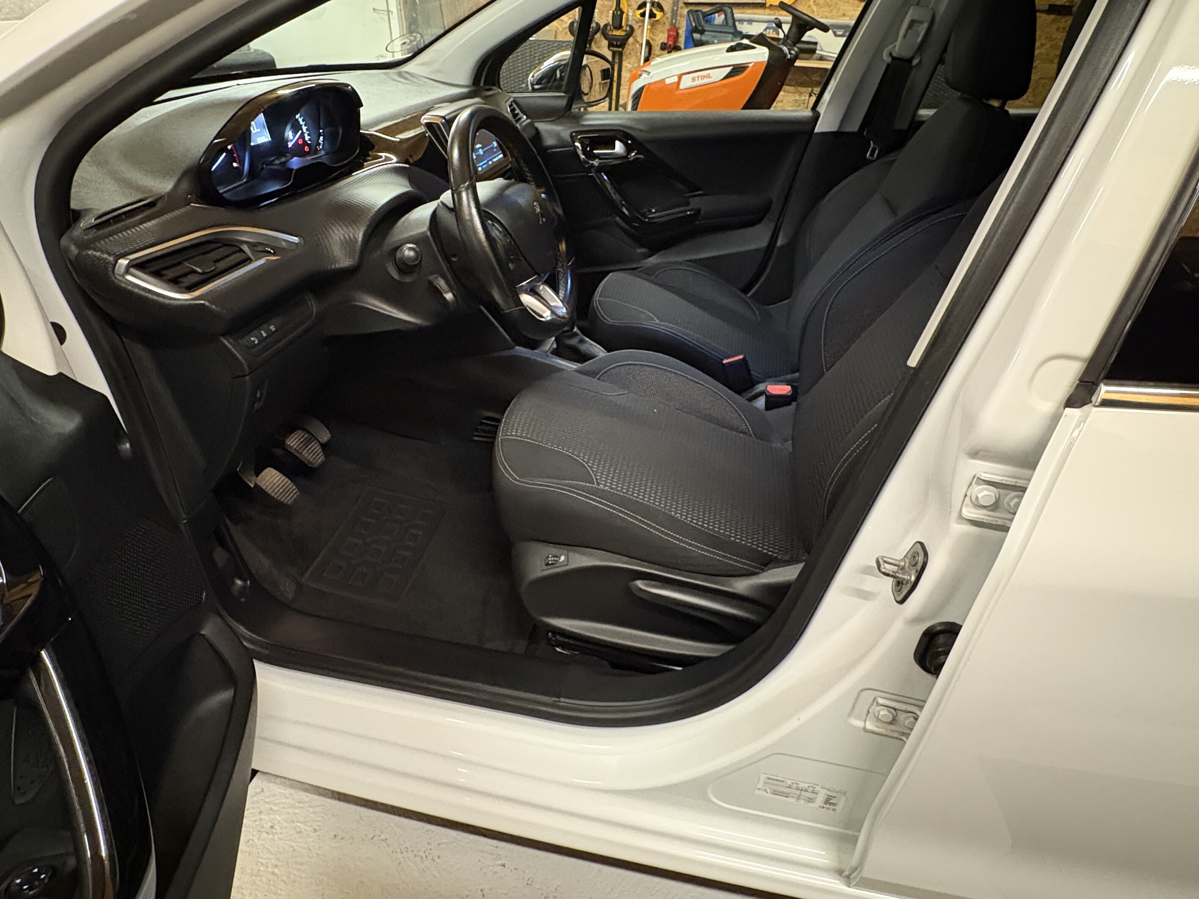 Hvid Peugeot 208 fra 2017