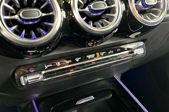 Sort Mercedes EQB300 fra 2022