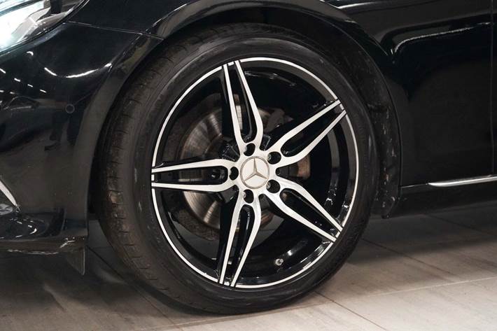 Sort Mercedes E220 d fra 2018