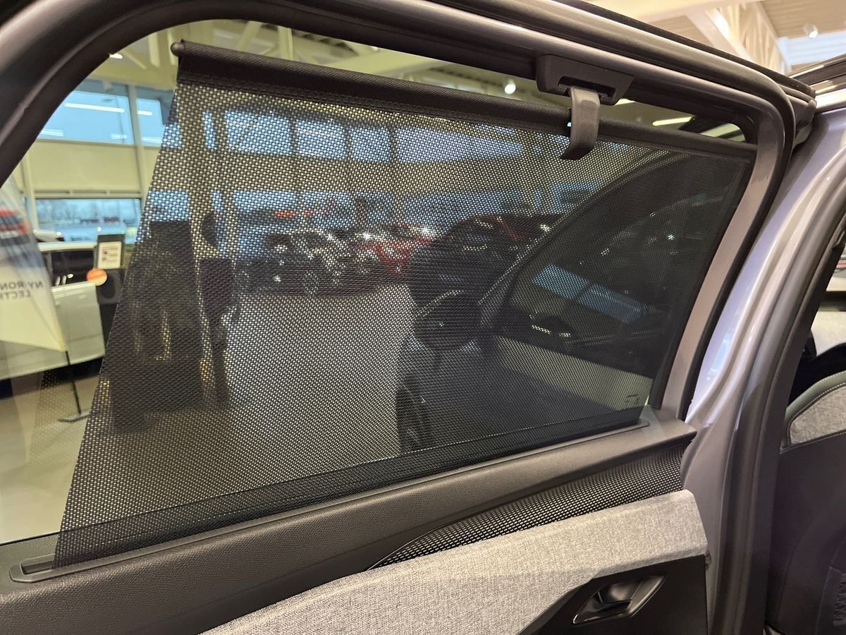 Grå Peugeot e-5008 fra 2024