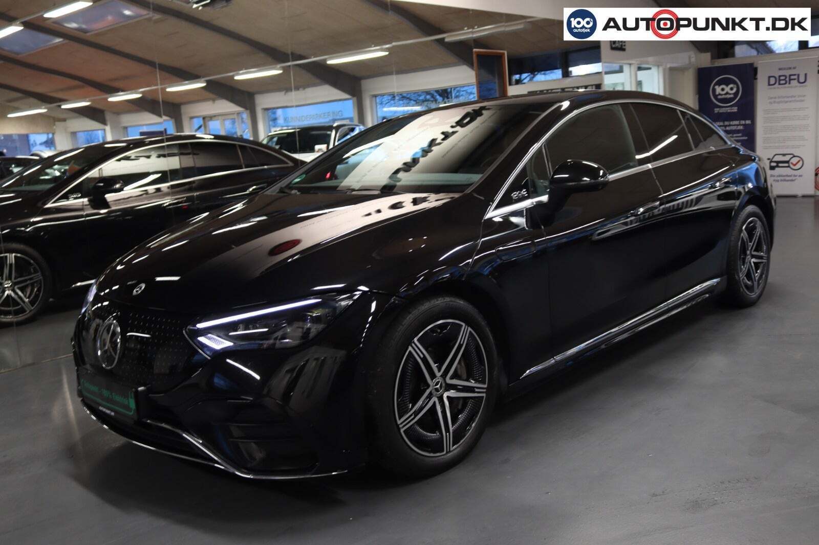 Sort Mercedes EQE350 fra 2023