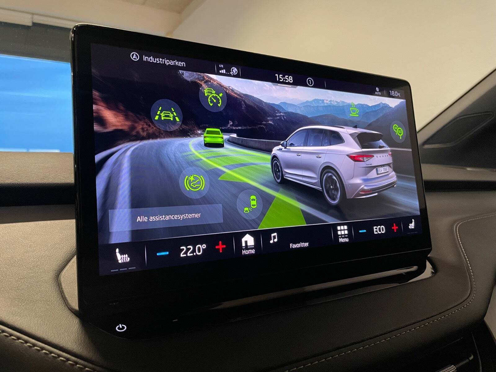 Hvid Skoda Enyaq fra 2023