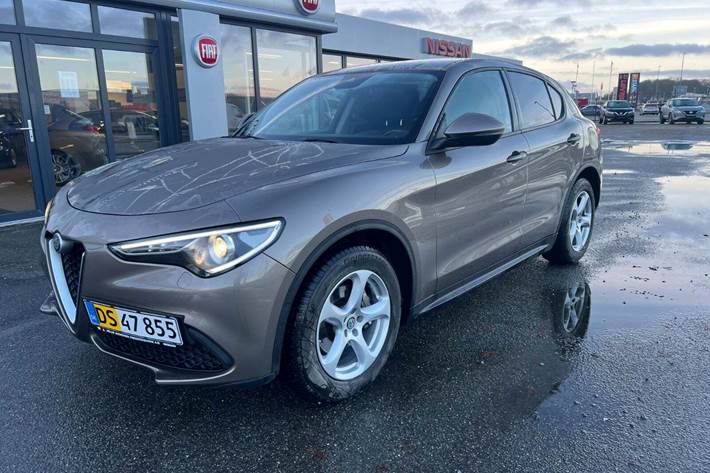 Brun Alfa Romeo Stelvio fra 2020 set udefra