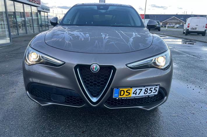 Brun Alfa Romeo Stelvio fra 2020