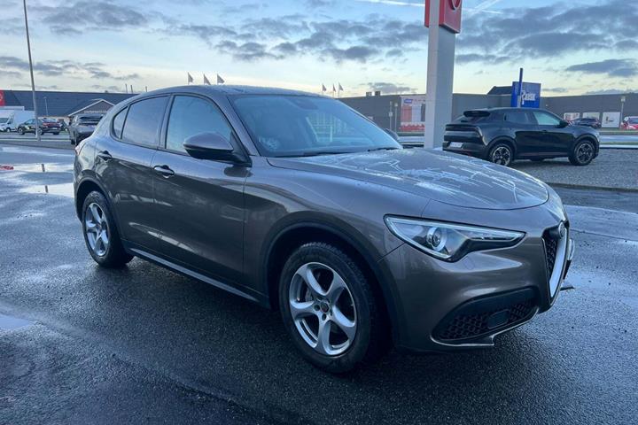 Brun Alfa Romeo Stelvio fra 2020