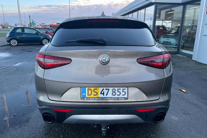 Brun Alfa Romeo Stelvio fra 2020