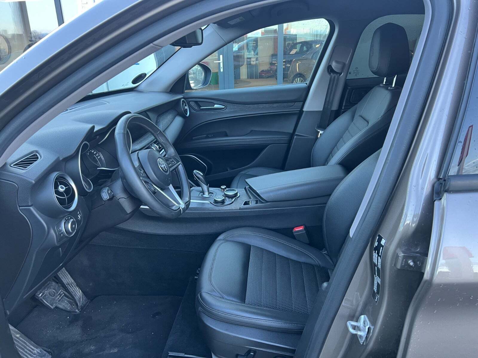 Brun Alfa Romeo Stelvio fra 2020