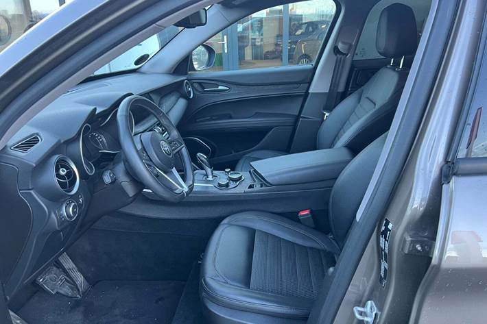 Brun Alfa Romeo Stelvio fra 2020