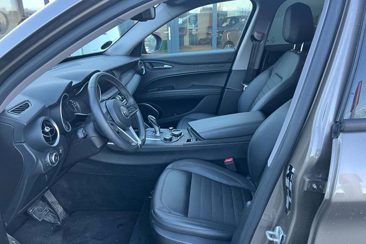 Brun Alfa Romeo Stelvio fra 2020
