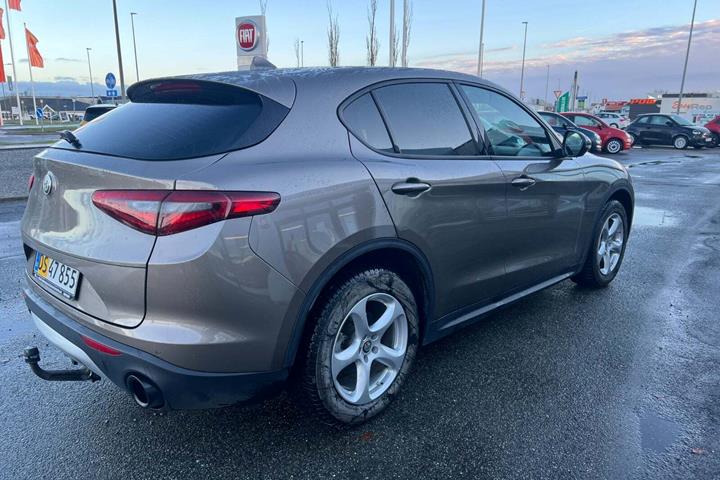Brun Alfa Romeo Stelvio fra 2020