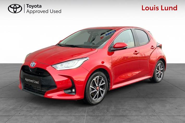 Rød Toyota Yaris fra 2022 set udefra