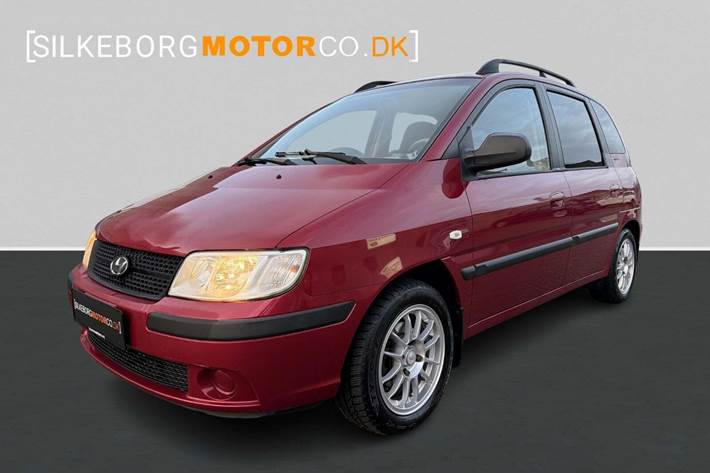 Rød Hyundai Matrix fra 2006 set udefra