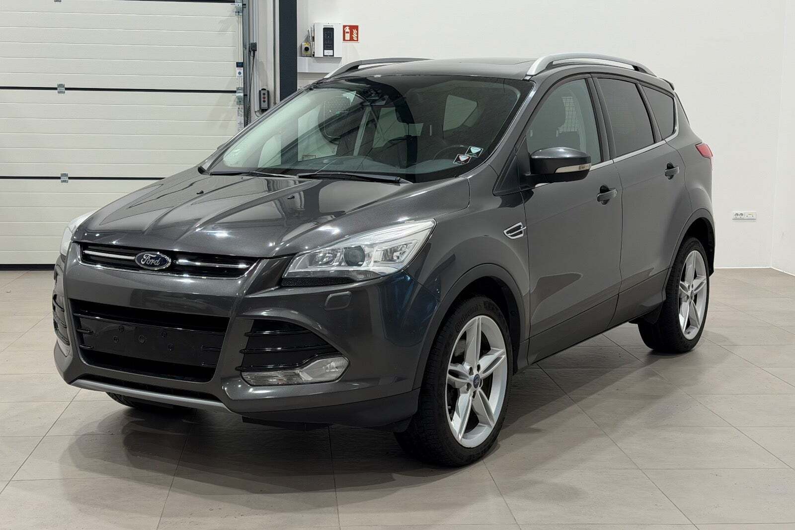 Grå Ford Kuga fra 2015