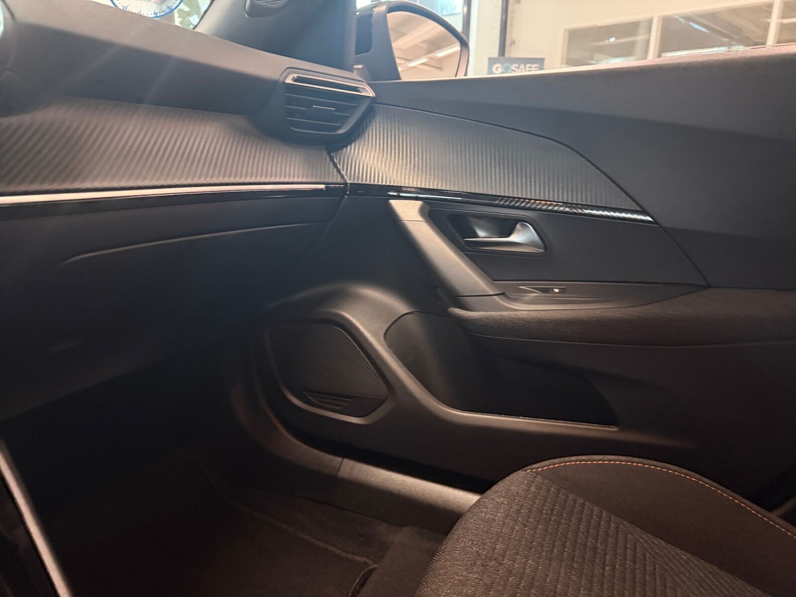 Sort Peugeot e-2008 fra 2025