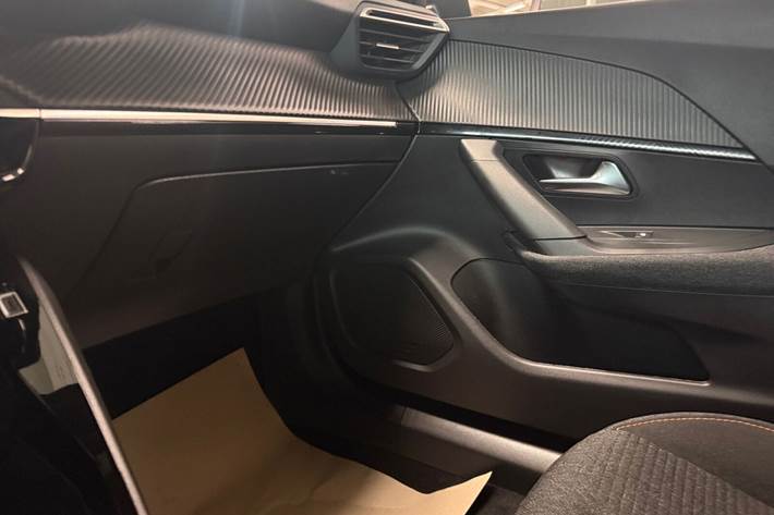 Grå Peugeot e-2008 fra 2025