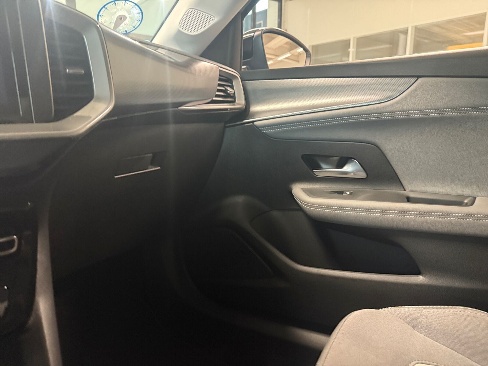 Hvid Opel Mokka-e fra 2024