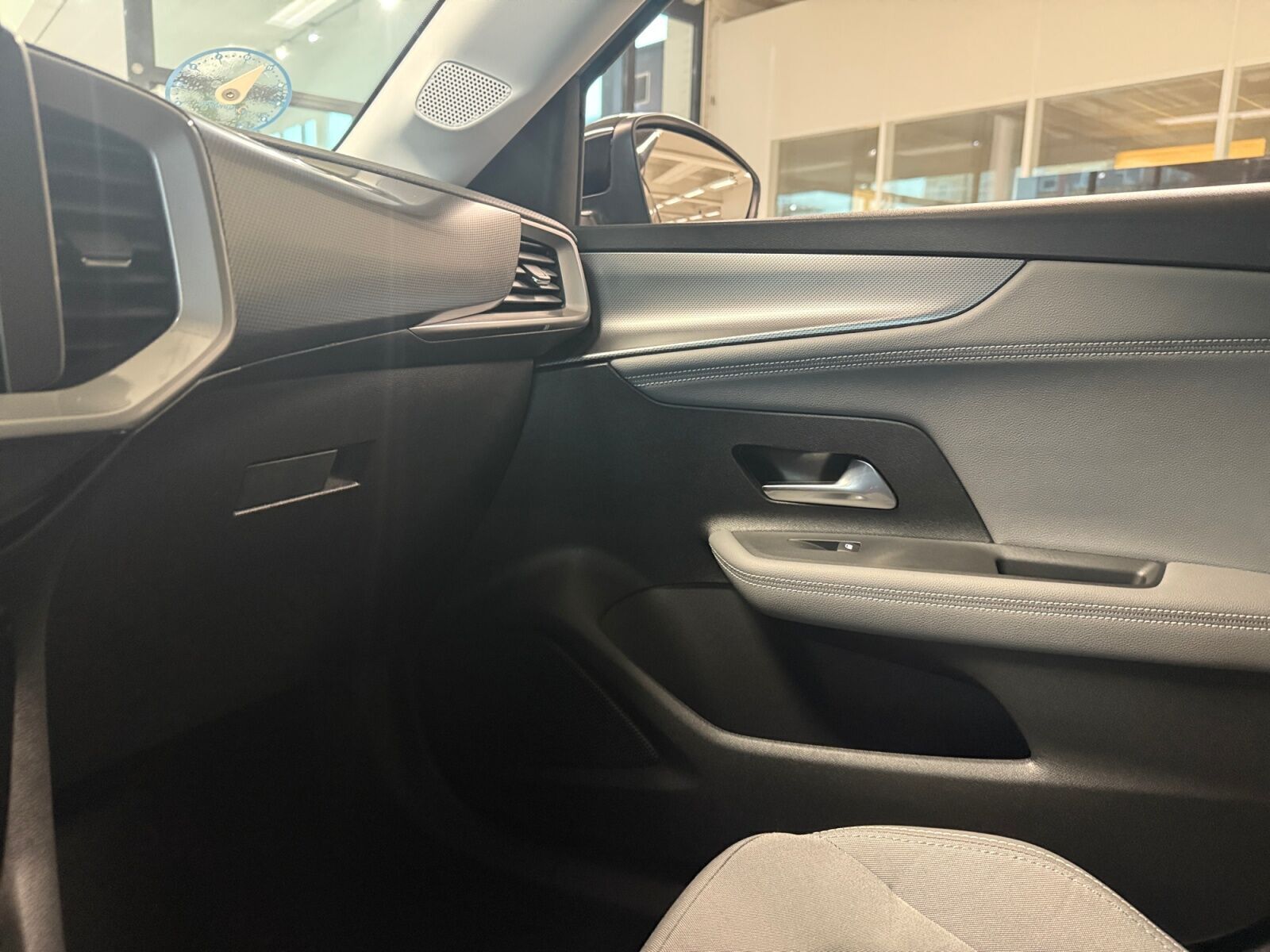 Hvid Opel Mokka-e fra 2024