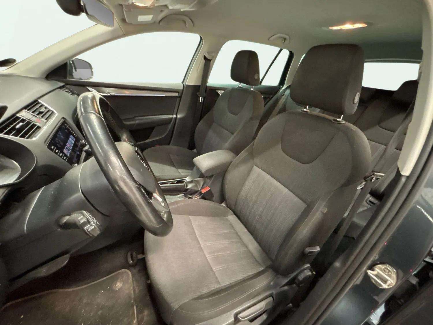 Grå Skoda Octavia fra 2018