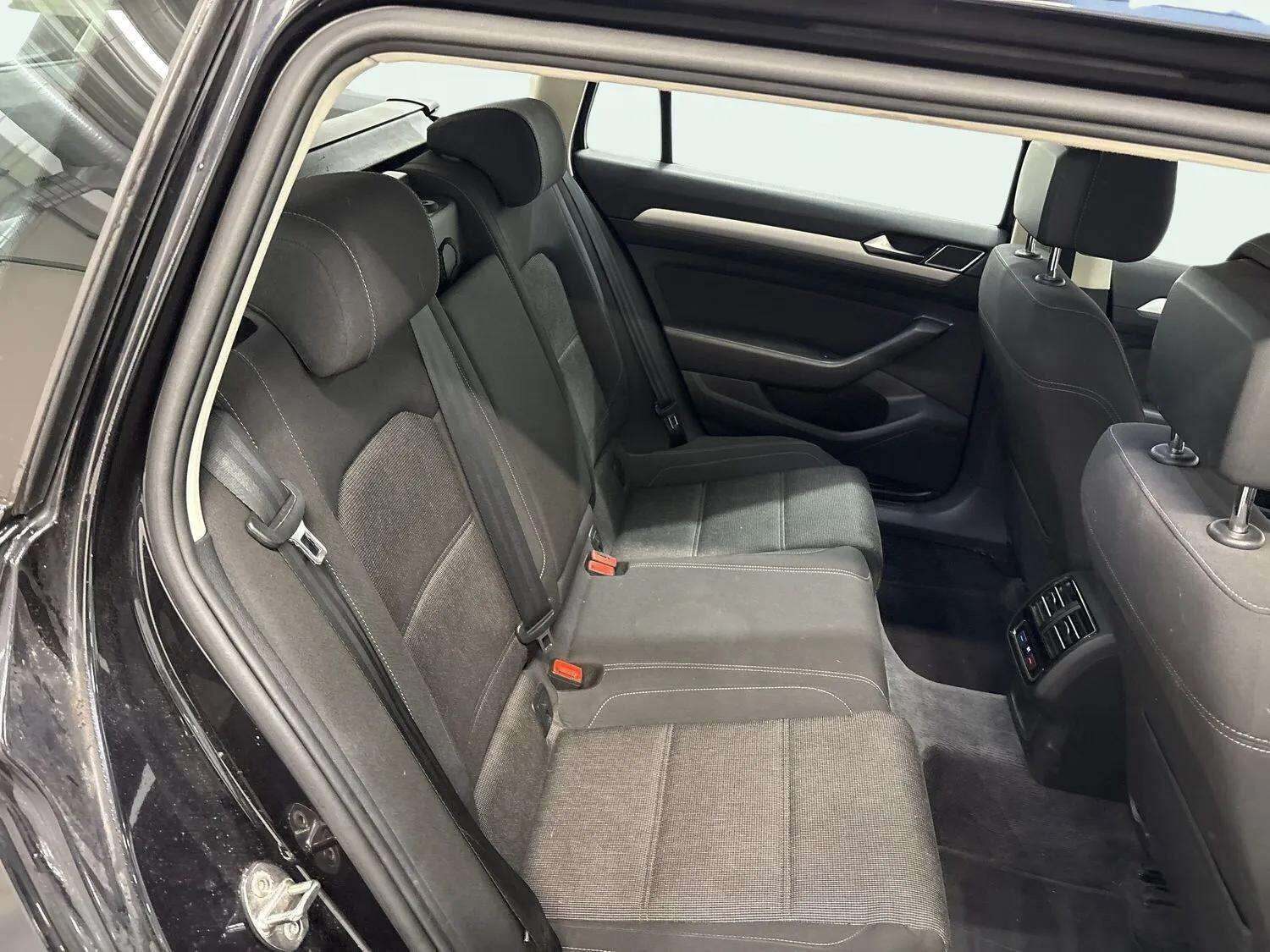 Sort VW Passat fra 2016