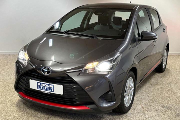 Grå Toyota Yaris fra 2017 set udefra