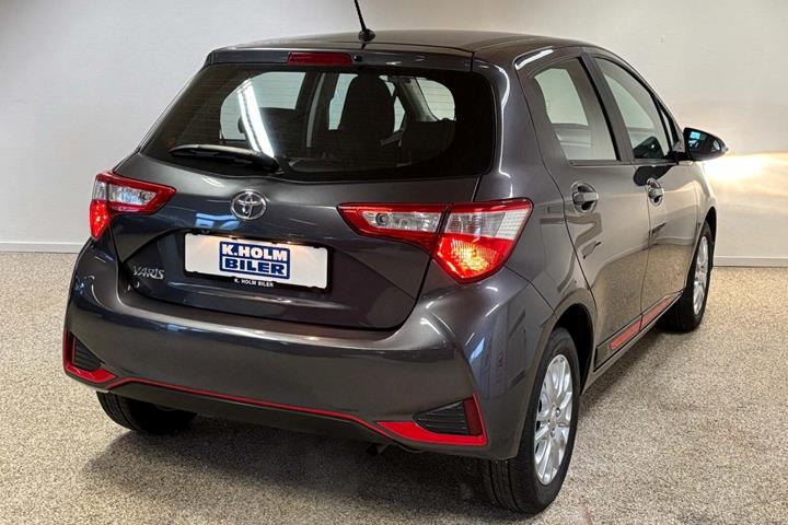 Grå Toyota Yaris fra 2017