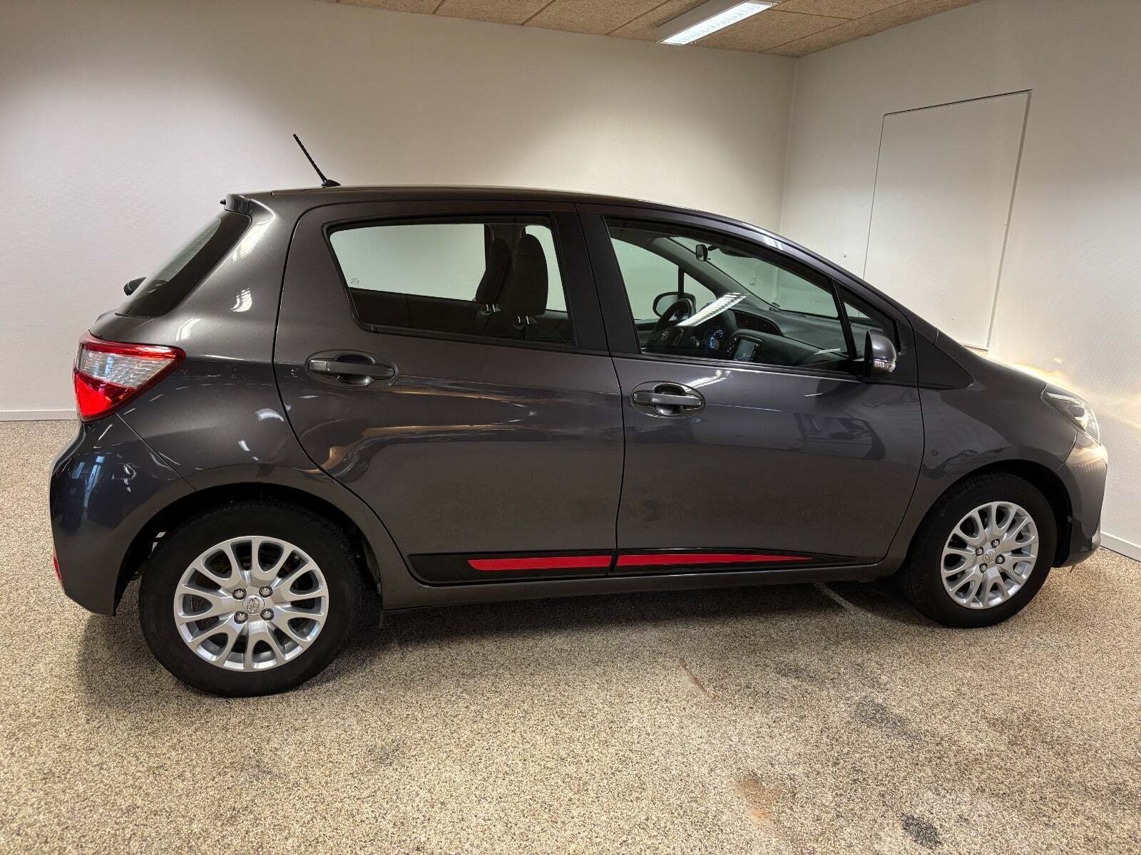 Grå Toyota Yaris fra 2017