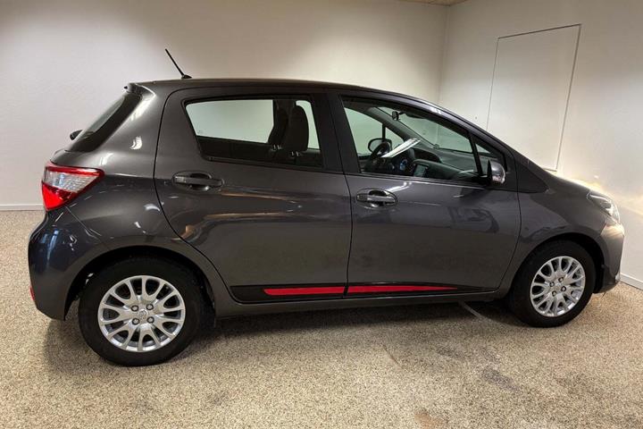 Grå Toyota Yaris fra 2017