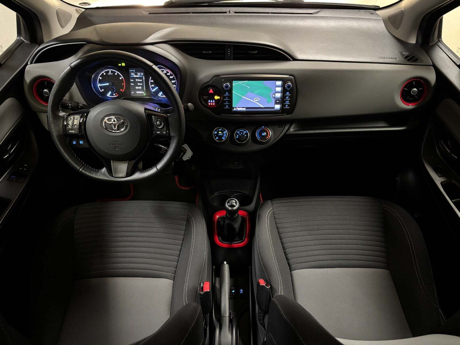 Grå Toyota Yaris fra 2017