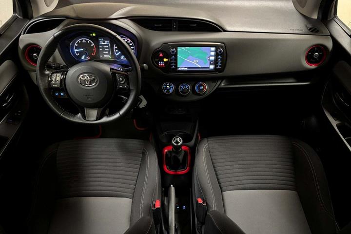Grå Toyota Yaris fra 2017