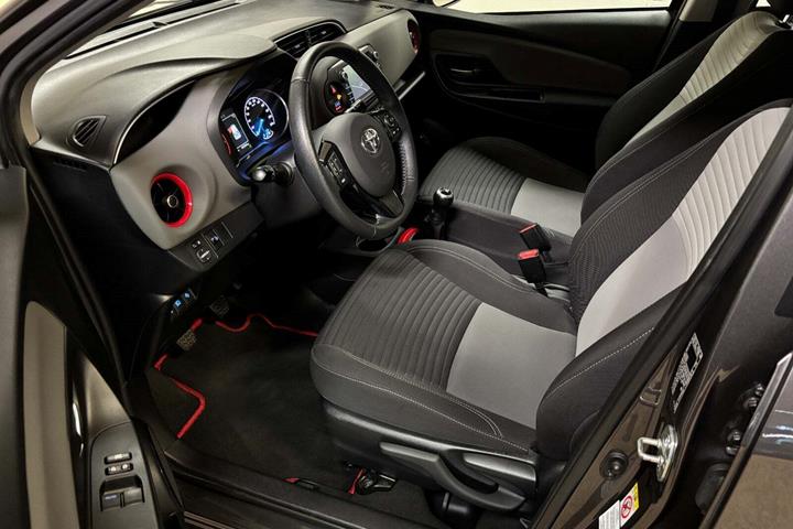 Grå Toyota Yaris fra 2017