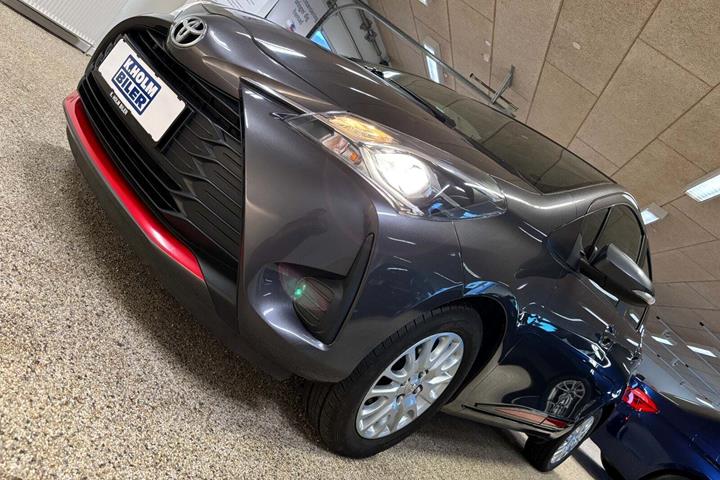 Grå Toyota Yaris fra 2017