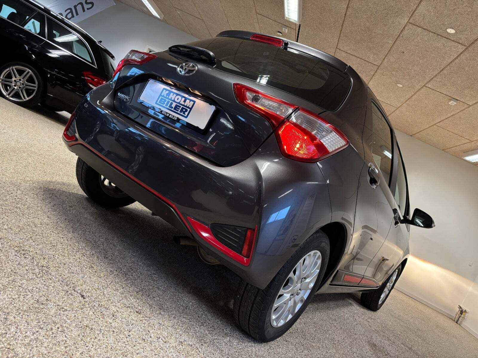 Grå Toyota Yaris fra 2017