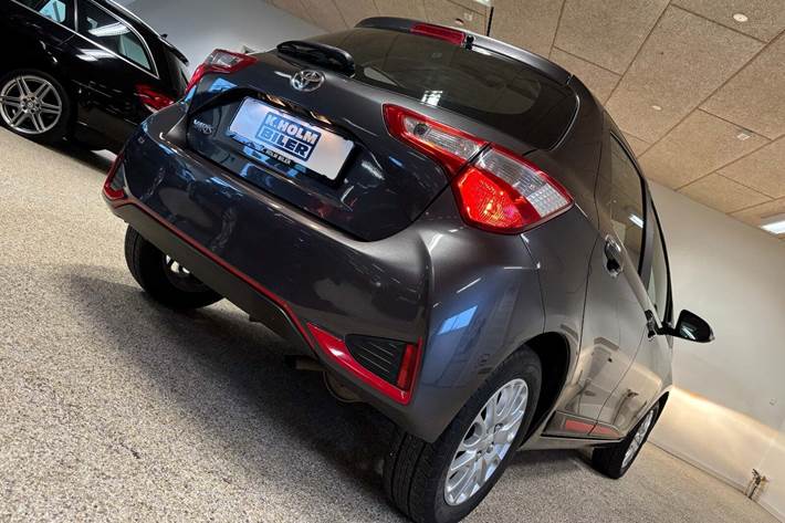 Grå Toyota Yaris fra 2017
