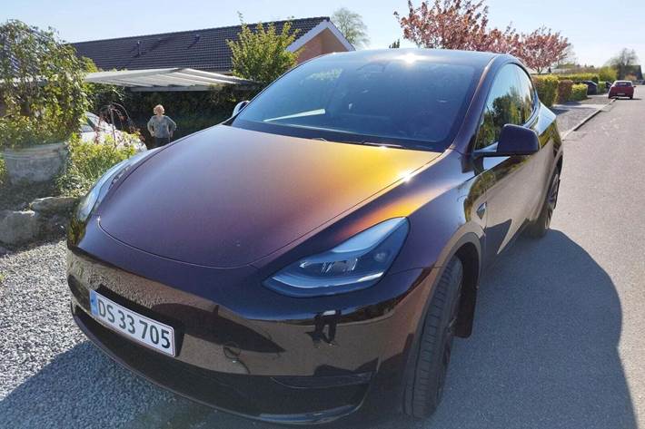 Rød Tesla Model Y fra 2023