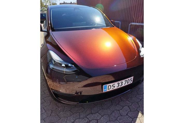 Rød Tesla Model Y fra 2023