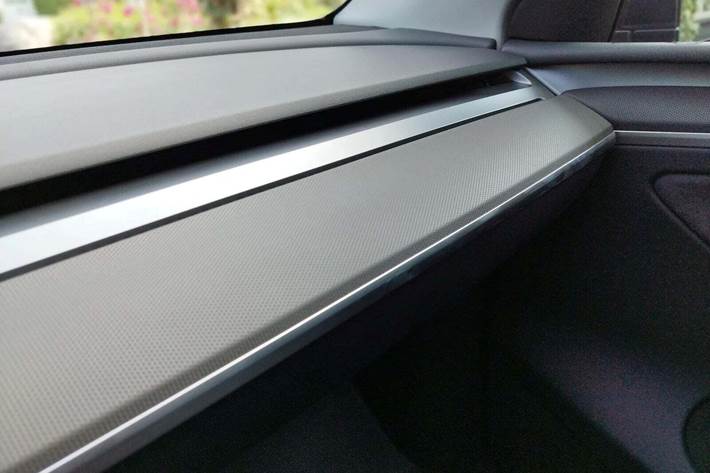 Rød Tesla Model Y fra 2023