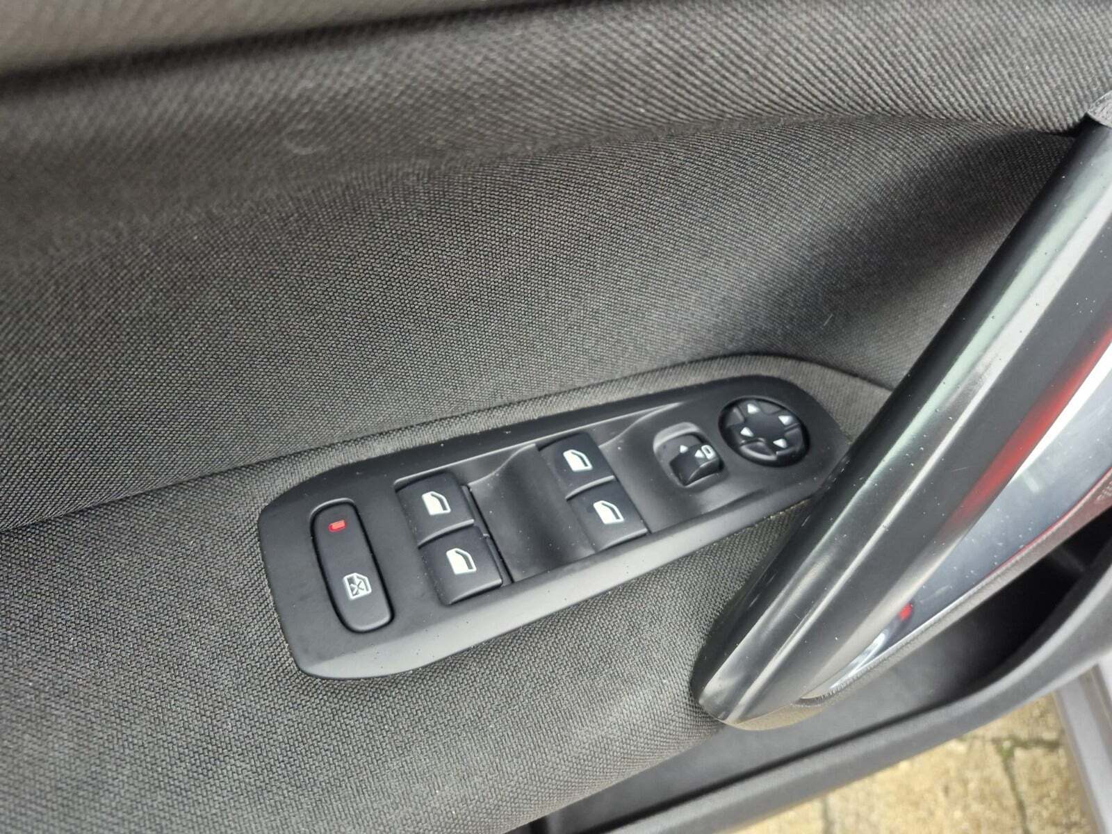 Grå Peugeot 308 fra 2020