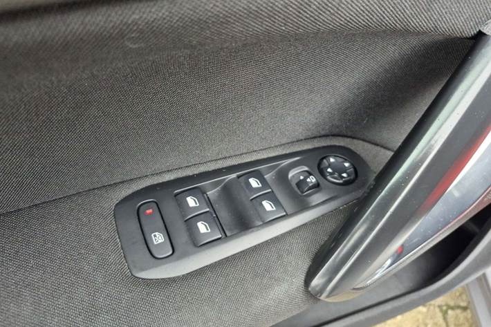 Grå Peugeot 308 fra 2020