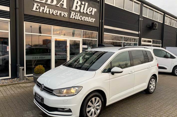 Hvid VW Touran fra 2020 set udefra