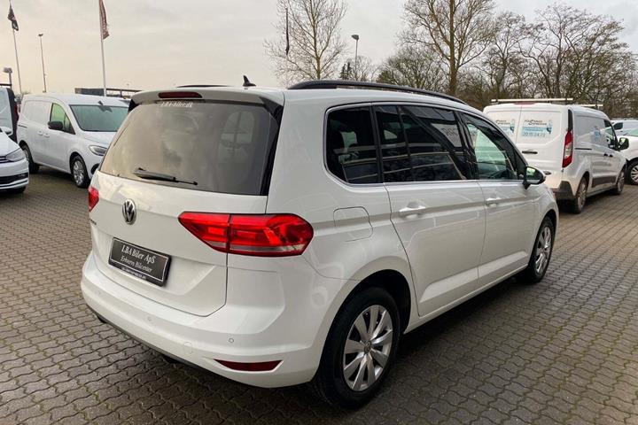Hvid VW Touran fra 2020