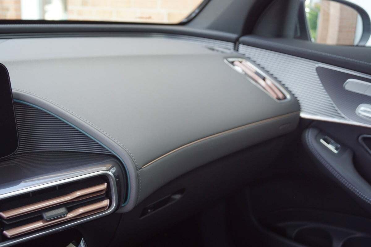 Grå Mercedes EQC400 fra 2022